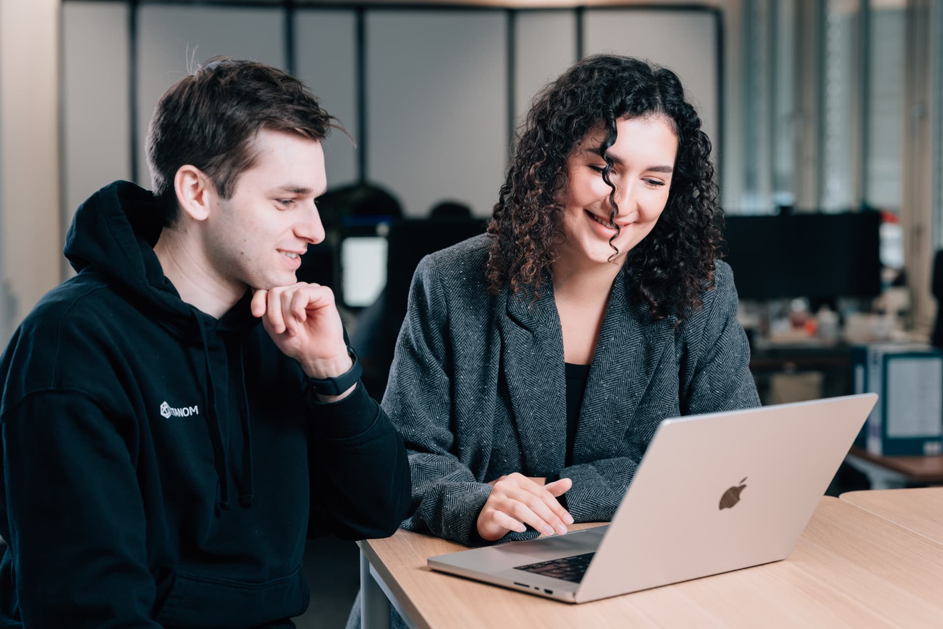 DeutschlandGPT Team bei der Arbeit im Büro in Germering bei München