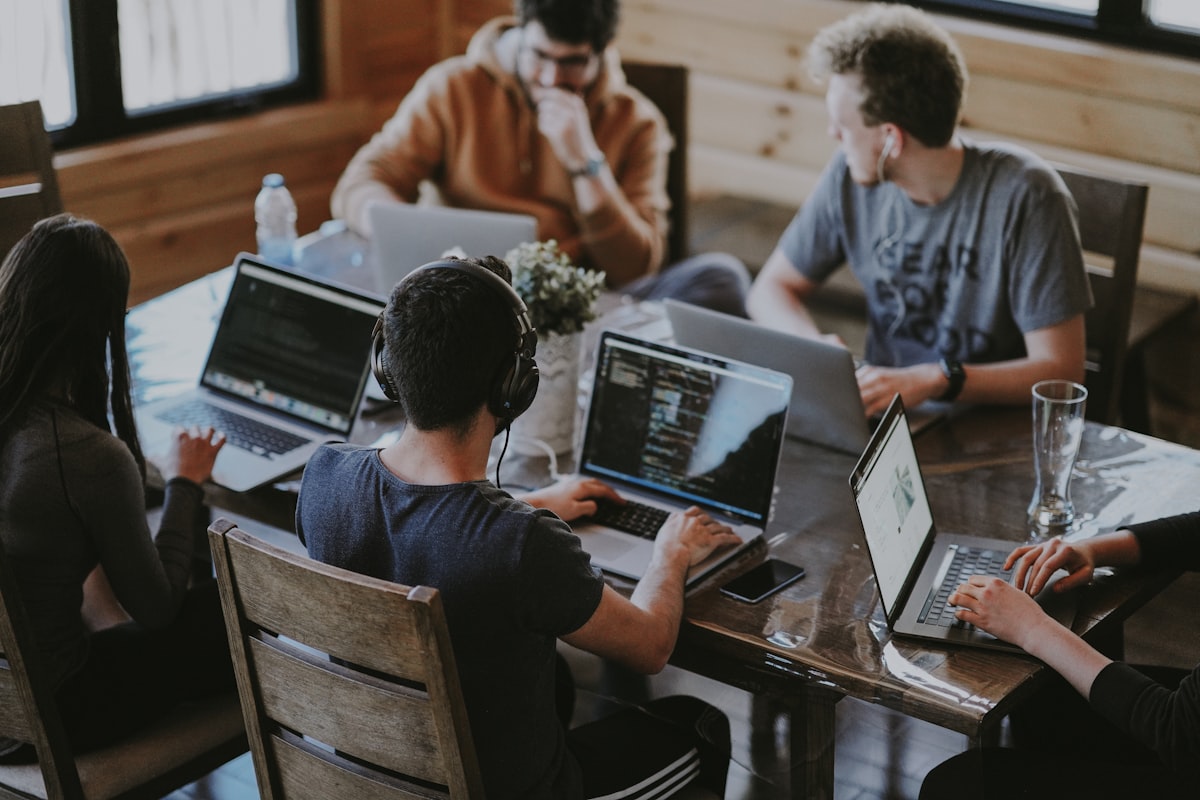 Team arbeitet produktiv mit KI-gestützten Tools im modernen Büro